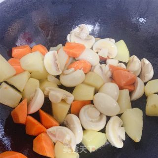 砂锅焖鸡翅的做法步骤：14