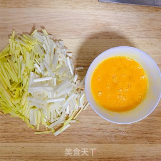 快手蒜黄炒鸡蛋的做法步骤：1