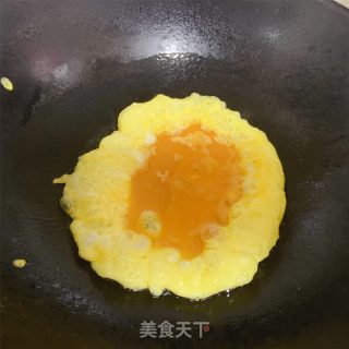 快手蒜黄炒鸡蛋的做法步骤：2