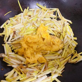 快手蒜黄炒鸡蛋的做法步骤：6