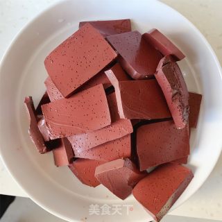 家常滑嫩炒猪血的做法步骤：2