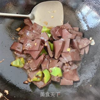 家常滑嫩炒猪血的做法步骤：10