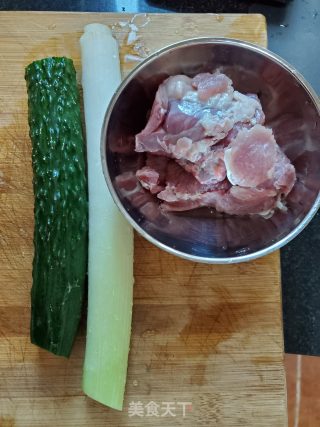 大葱青瓜炒牛肉的做法步骤：1