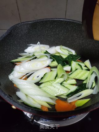 大葱青瓜炒牛肉的做法步骤：9