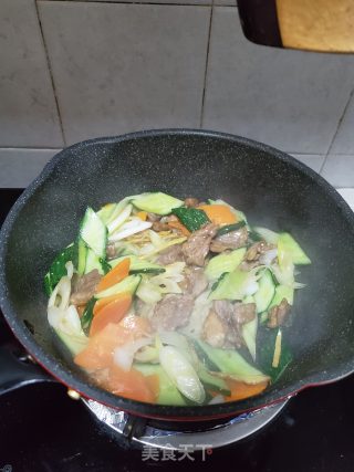 大葱青瓜炒牛肉的做法步骤：11