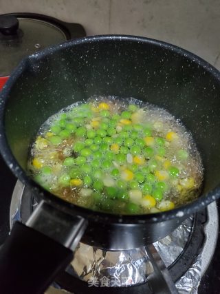 时蔬虾仁炒紫米饭的做法步骤：1