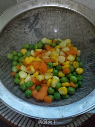 时蔬虾仁炒紫米饭的做法步骤：2