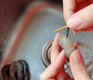 酱油炒虾的做法步骤：1