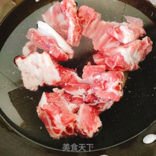 莲藕排骨汤的做法步骤：2
