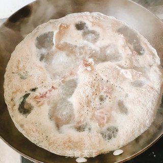 莲藕排骨汤的做法步骤：3