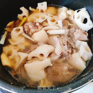 莲藕排骨汤的做法步骤：4