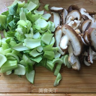香菇炒小油菜的做法步骤：2