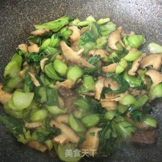 香菇炒小油菜的做法步骤：4