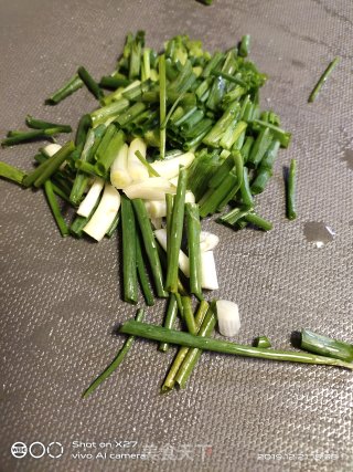 葱花炒手撕鸡的做法步骤：2