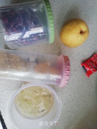 银耳雪梨的做法步骤：1