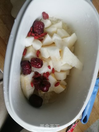 银耳雪梨的做法步骤：2