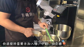 巧克力纸杯蛋糕的做法步骤：2