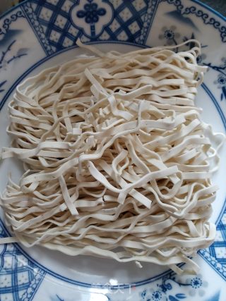 香菇肉酱汤面的做法步骤：1