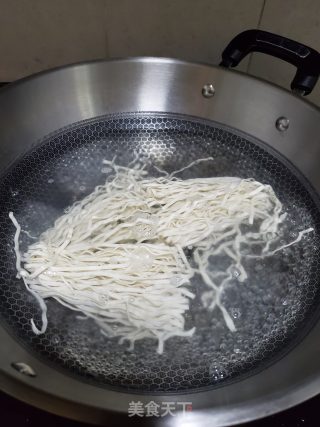 香菇肉酱汤面的做法步骤：5