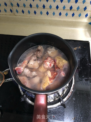 砂锅黑豆山药炖鸡汤的做法步骤：1