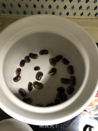 砂锅黑豆山药炖鸡汤的做法步骤：2