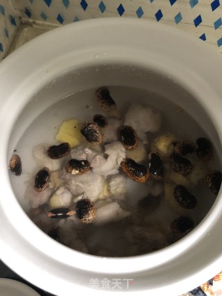 砂锅黑豆山药炖鸡汤的做法步骤：3
