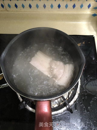 香蒜苗回锅肉的做法步骤：2