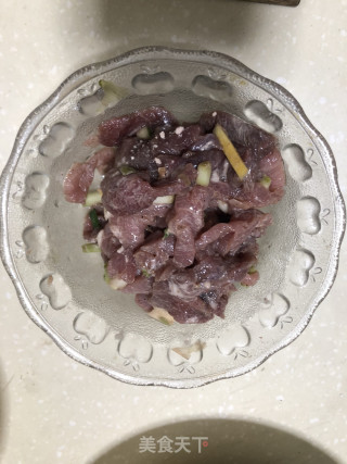 韭黄胡萝卜炒牛肉的做法步骤：2