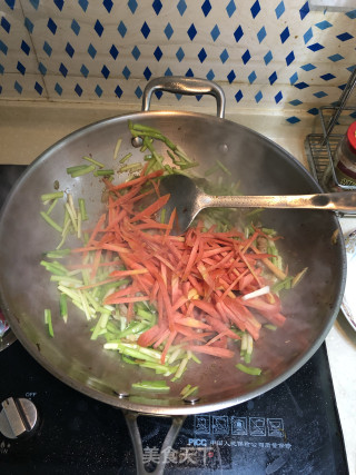 韭黄胡萝卜炒牛肉的做法步骤：5