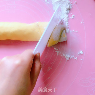 南瓜腊肠花卷的做法步骤：2