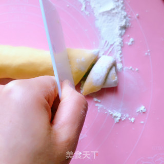 南瓜腊肠花卷的做法步骤：3