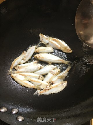干煎小鱼的做法步骤：3
