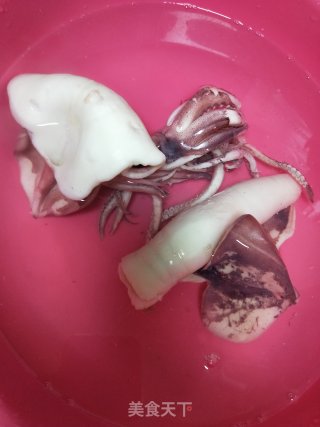 香辣炒鱿鱼的做法步骤：1
