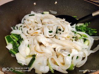 肉片炒河粉的做法步骤：4