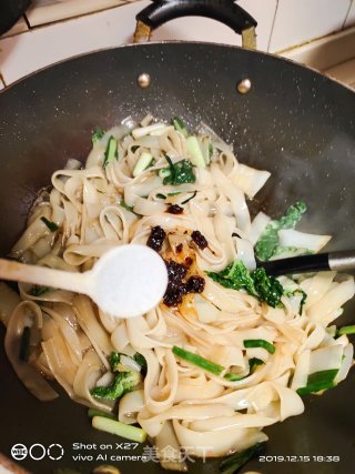 肉片炒河粉的做法步骤：6