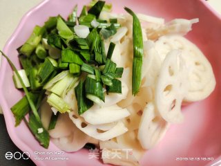 培根炒藕片的做法步骤：2