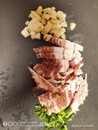 培根炒花菜的做法步骤：2