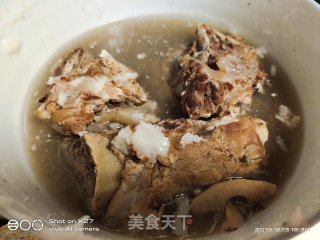 筒骨油豆腐汤的做法步骤：1