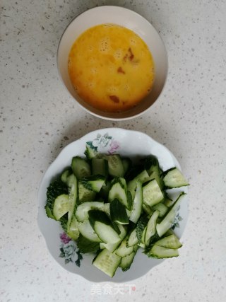 黄瓜炒鸡蛋的做法步骤：1