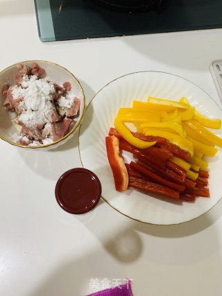 黑胡椒彩椒牛柳的做法步骤：1