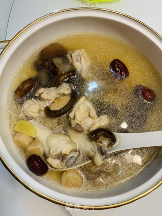 香菇海参干贝鸡腿汤的做法步骤：10