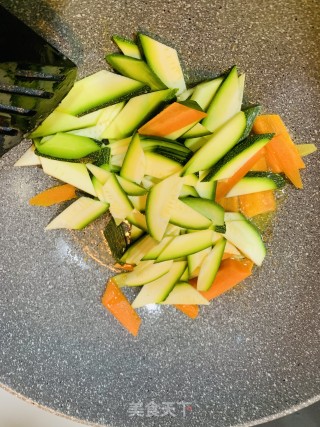 西葫芦炒肉片的做法步骤：4