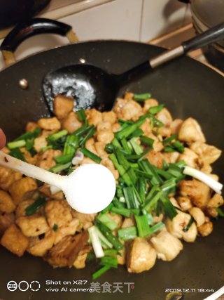 油豆腐炒五花肉的做法步骤：7