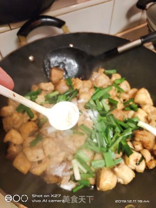 油豆腐炒五花肉的做法步骤：8