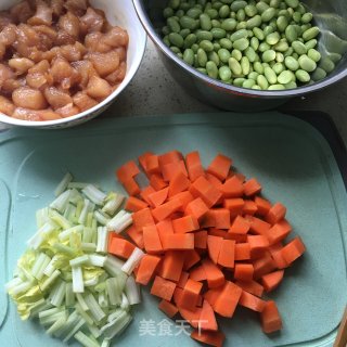 鸡丁炒时蔬的做法步骤：1