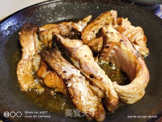 草鱼酸菜汤的做法步骤：2