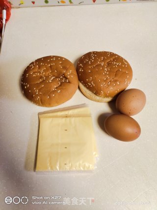 鸡蛋奶酪汉堡的做法步骤：1