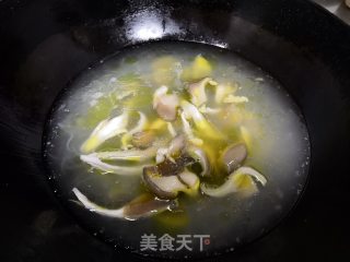白菜菌菇煮年糕的做法步骤：3