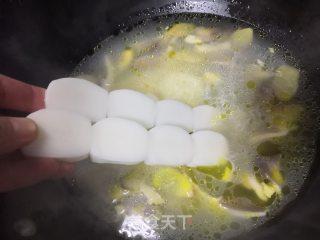 白菜菌菇煮年糕的做法步骤：4