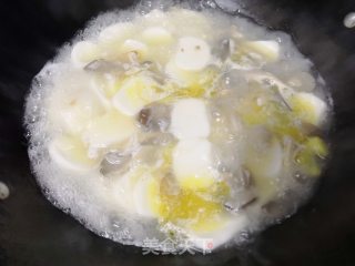 白菜菌菇煮年糕的做法步骤：5